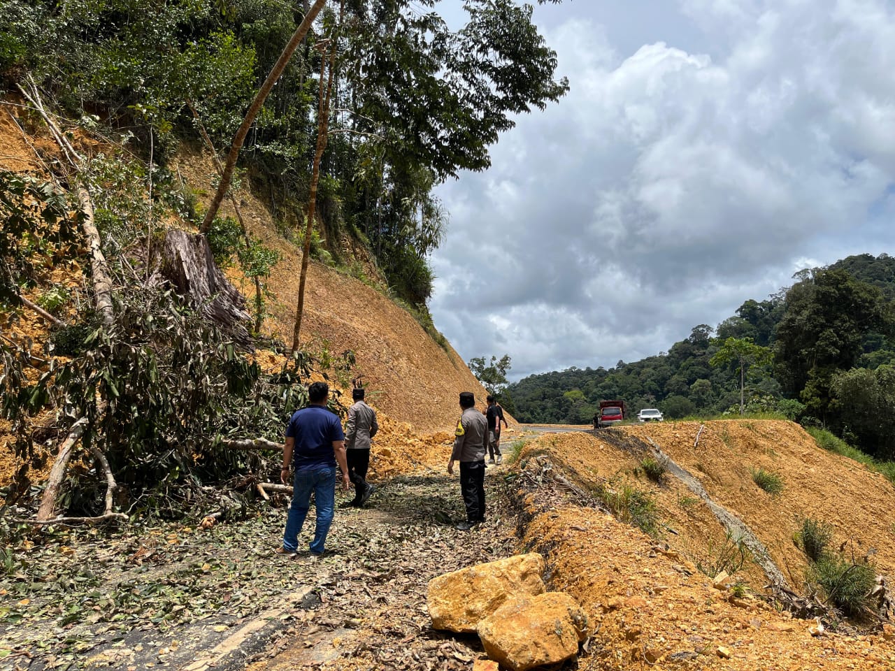 LONGSOR : Polsek Putussibau Selatan saat membersihkan jalan lintas timur yang terkena longsor.