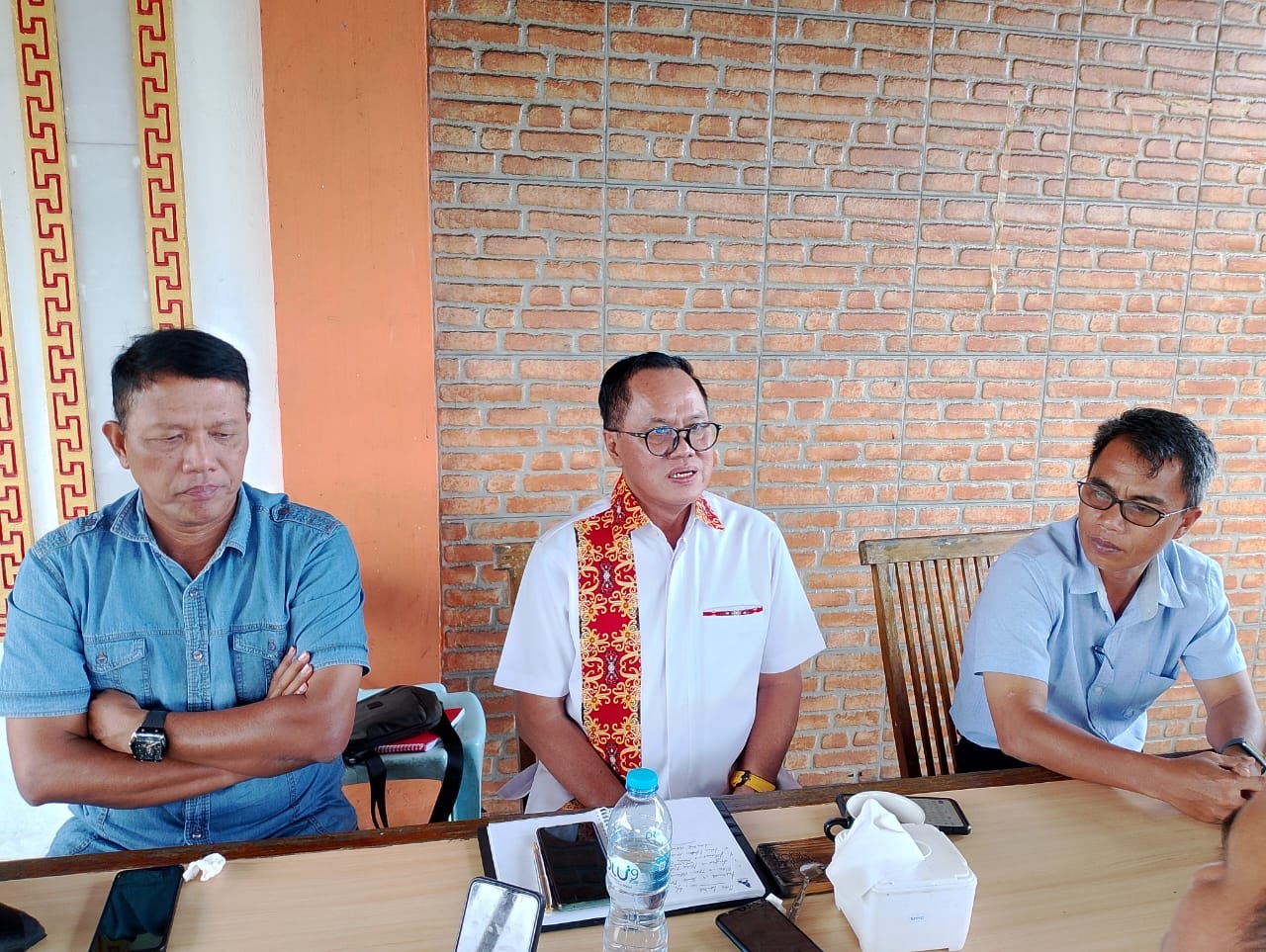 KONFERENSI PERS: Penasehat hukum PT SMS, Andreas Lani saat konfrensi pers di Ngabang, Rabu (5/3).