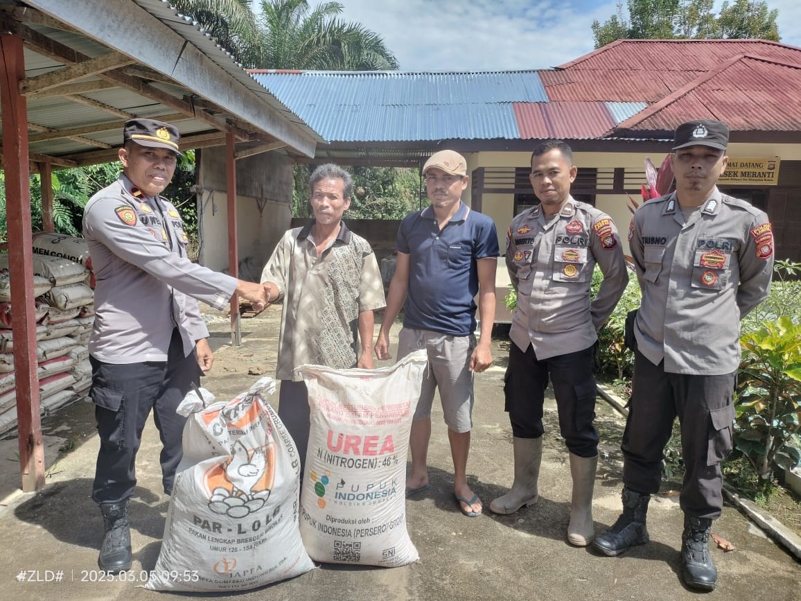 BANTUAN: Kapolsek Meranti saat menyerahkan bantuan pupuk kepada kelompok tani di Kecamtan Meranti.
