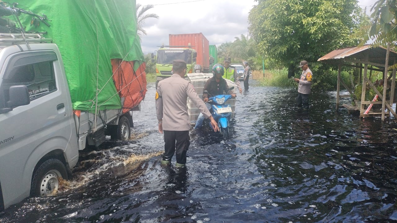 BANJIR: Para Pengendara tampak waspada melewati banjir akibat hujan deras di Jalan Trans Kalimantan Kilometer 39-40, Desa Teluk Bakung Kecamatan Sungai Ambawang.
