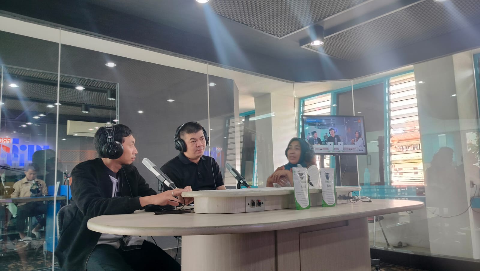 Michael Shu (tengah) saat tampil dalam podcast RRI.