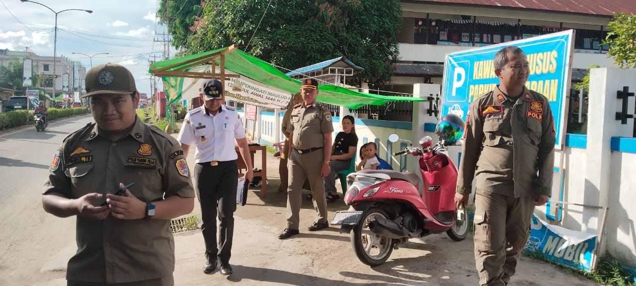 PENERTIBAN : Petugas Satpol PP Kabupaten Melawi melakukan penertiban PKL yang berjualan di depan sekolah SD Negeri 6 Nanga Pinoh, rabu (5/3) sore.