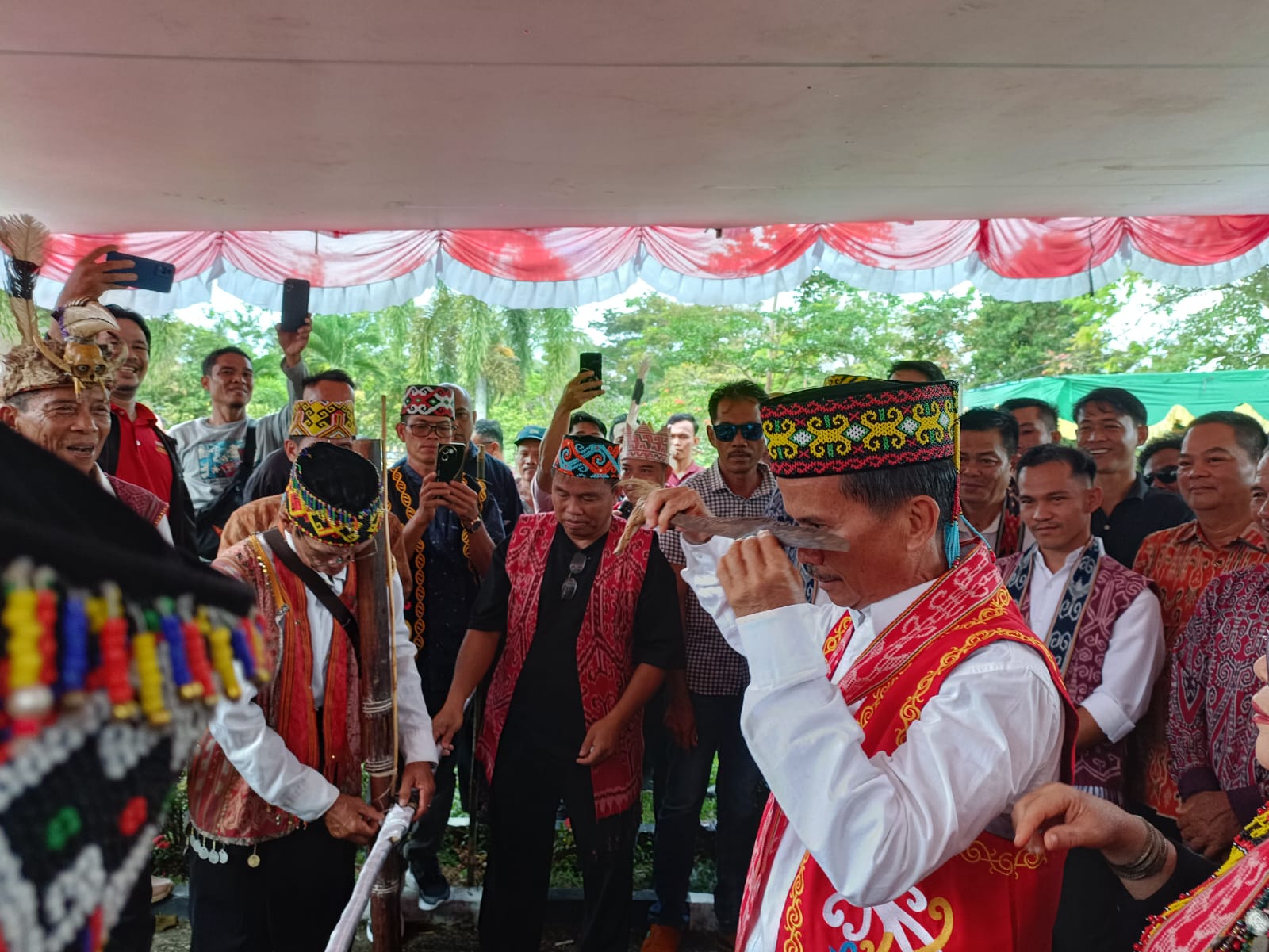 SAMBUTAN : Sambutan resmi untuk Bala-Ronny sebelum memasuki rumah dinas Bupati dan Wakil Bupati Sintang.