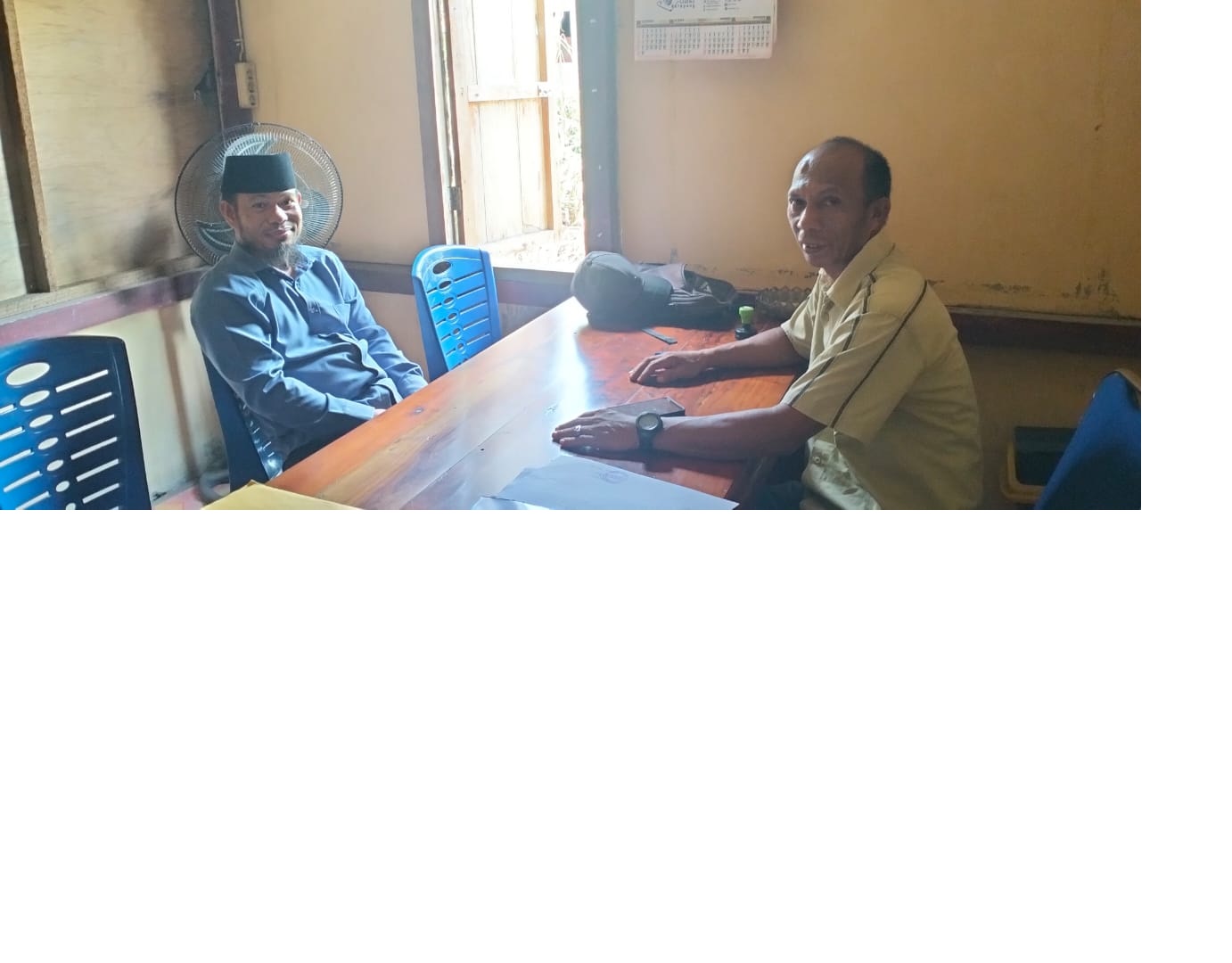 Anggota DPRD KKU, Kamiriluddin diskusi ringan dengan Kades Sejahtera, M Harizona terkait wacana terbentuknya kecamatan baru di wilayah kecamatan Sukadana, Rabu (5/3).