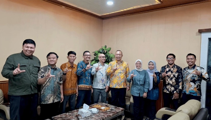Bupati Ketapang, Alexander Wilyo, memerima audiensi dari Tim Program Kreasi di ruang kerjanya, Kamis (6/3).