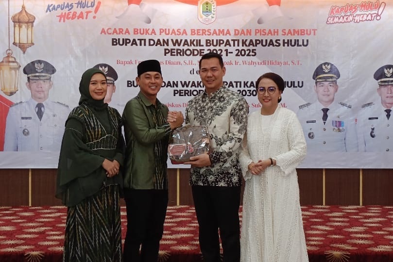 Bupati Kapuas Hulu Fransiskus Diaan saat menyerahkan cenderamata kepada mantan Wakil Bupati Kapuas Hulu Wahyudi Hidayat.