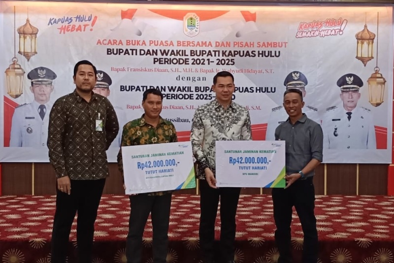 Bupati Kapuas Hulu Fransiskus Diaan saat menyerahkan santunan JKM BPJS Ketenagakerjaan kepada tenaga Adhoc Pilkada 2024.