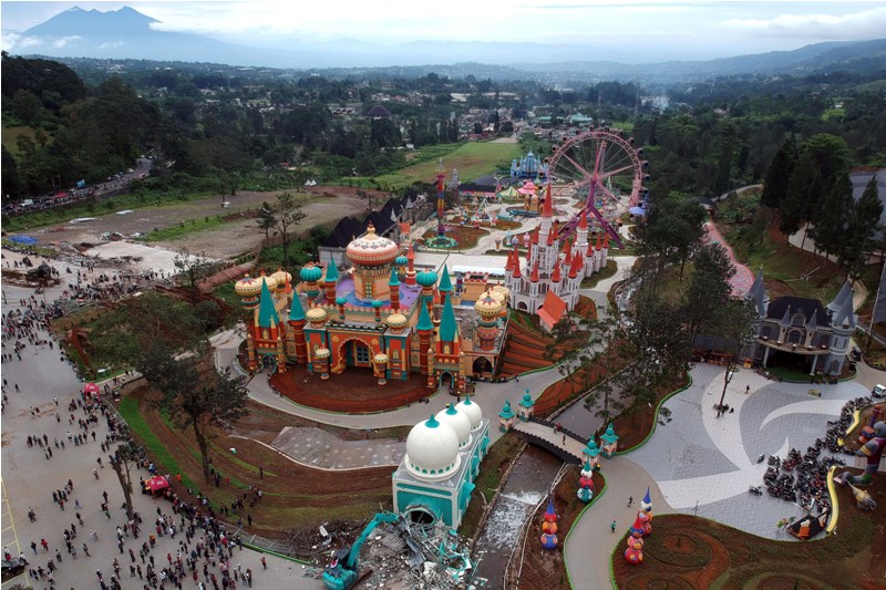Pembongkaran bangunan objek wisata Hibisc Fantasy Puncak, Kabupaten Bogor, Jawa Barat, Jumat (7/3). Gubernur Jawa Barat Dedi Mulyadi menargetkan pembongkaran bangunan tak berizin di kawasan tersebut.