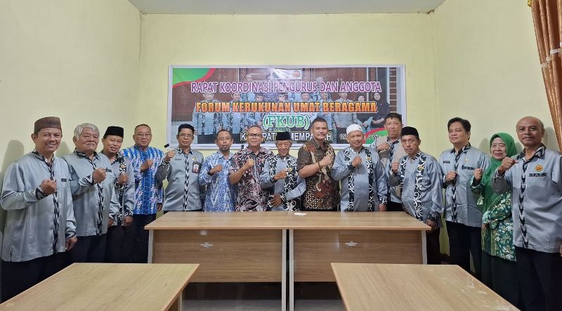 Para pengurus FKUB bersama Kemenag Mempawah mengikuti rapat koordinasi (Rakoor).
