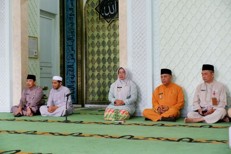 Bupati Hj. Erlina dan Wakil Bupati H. Juli Suryadi turut menghadiri kegiatan tausiyah ramadan ASN Pemkab Mempawah.