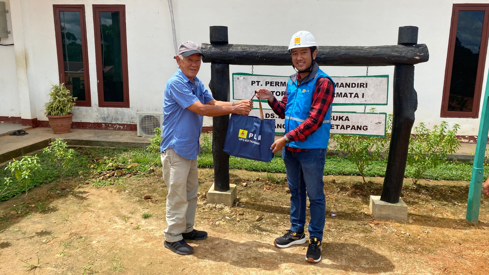 Assistant Manager Niaga dan Pelayanan Pelanggan PLN UP3 Ketapang, Agung Priambodo, menyerahkan cinderamata kepada Bapak Beny, perwakilan owner PT Permata Sawit Mandiri.