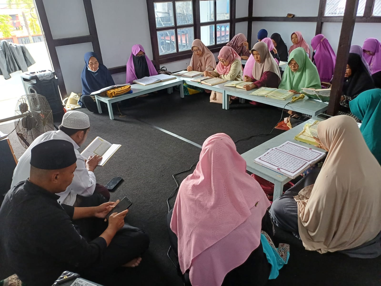 Para mualaf di Kubu Raya dan sekitarnya tampak khusuk mengikuti tadaraus bersama Mualaf Peduli Kalbar di Jalan Adisucipto no 22-23, Kecamatan Sungai Raya.