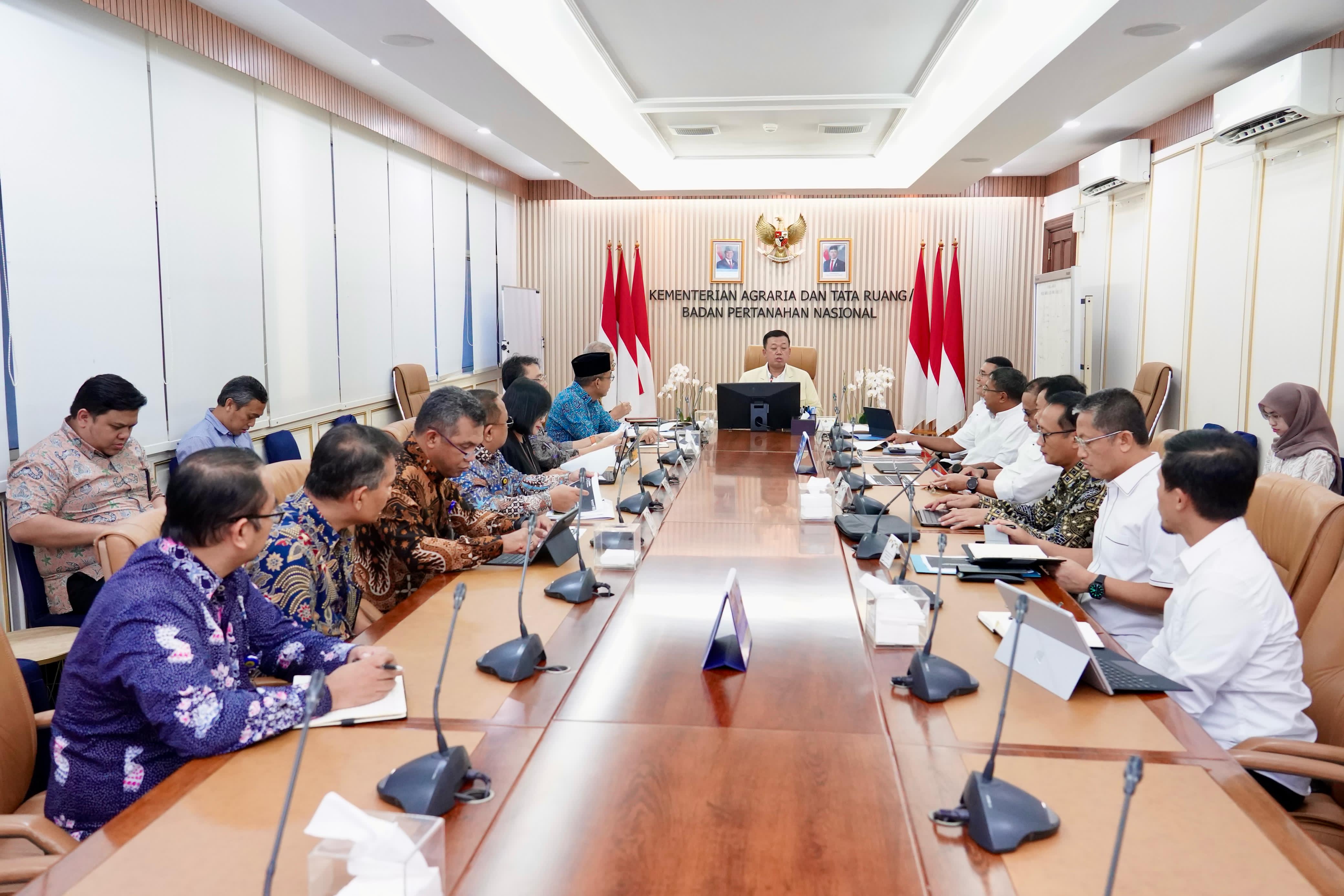 Menteri Nusron dalam rapat bersama Wakil Menteri Keuangan, Anggito Abimanyu di Kantor Kementerian ATR/BPN, Kamis (06/03/2025).