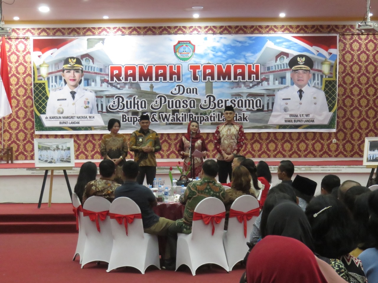 Bupati Landak Karolin Margret Natasa saat mengikuti buka puasa bersama masyarakat di Aula Kantor Bupati dalam kegiatan ramah tamah.
