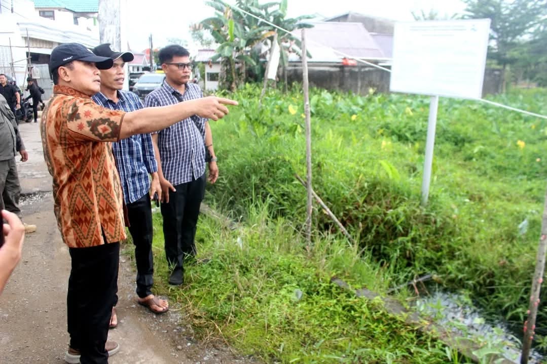 Bupati Kubu Raya, Sujiwo, Kamis (6/3)  meninjau persiapan normalisasi Parit Seribu, Desa Sungai Raya Dalam, Kecamatan Sungai Raya.