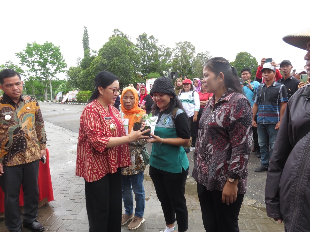 Bupati Landak Karolin Margret Natasa saat membagikan bibit cabai kepada masyarakat di Ngabang, pada Jumat (7/3).