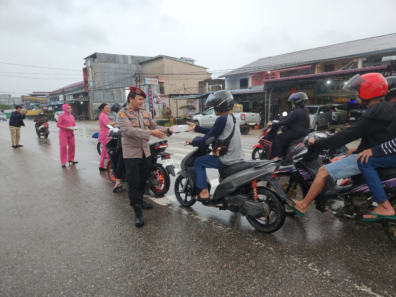 Polres Landak membagikan takjil kepada masyarakat, khususnya pengguna jalan raya di Kota Ngabang.