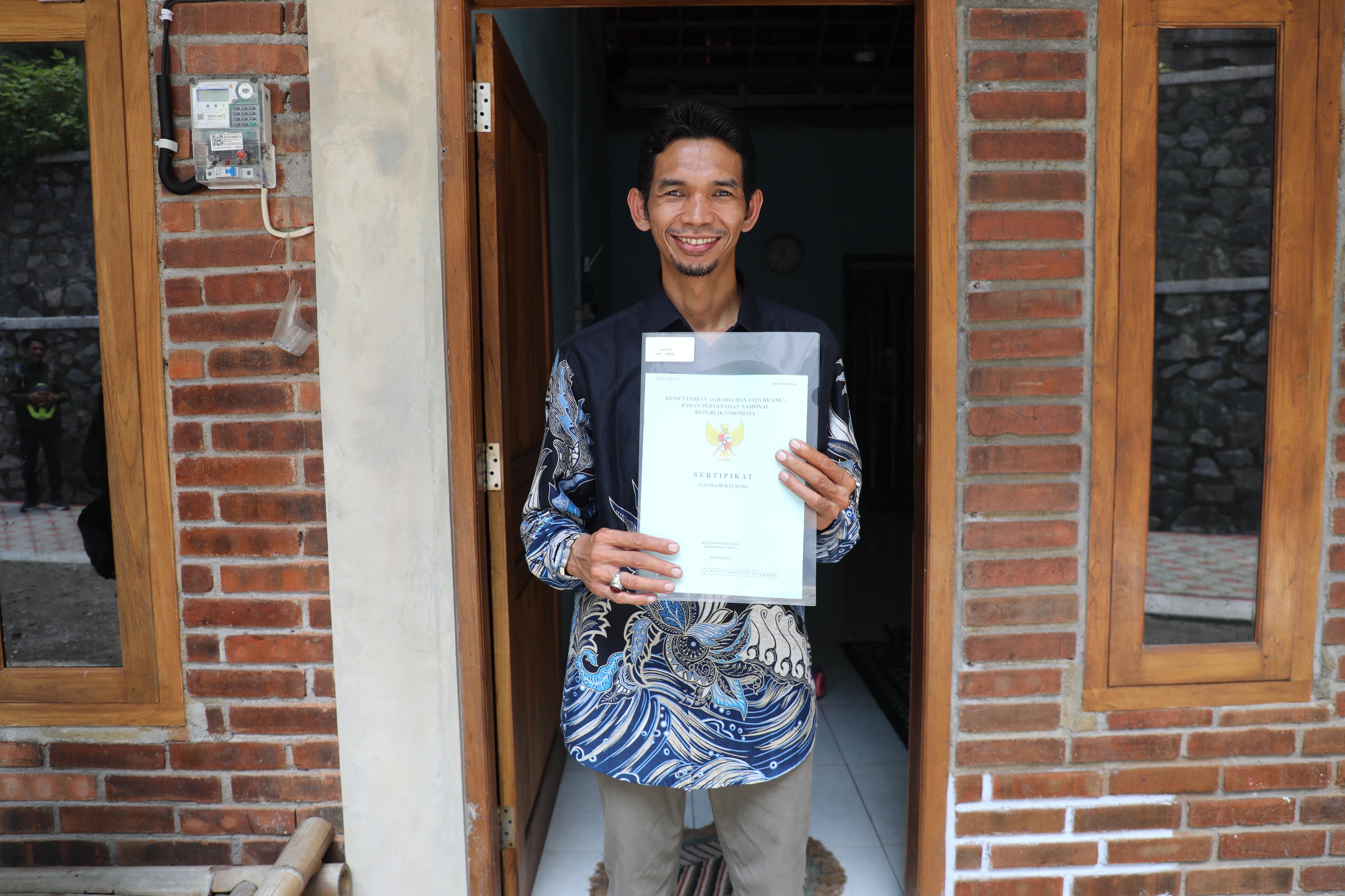 Sertipikat Hasil Konsolidasi Tanah Buat Warga Kabupaten Semarang terbantu dalam aspek ekonomi dan kurangi kesenjangan sosial.