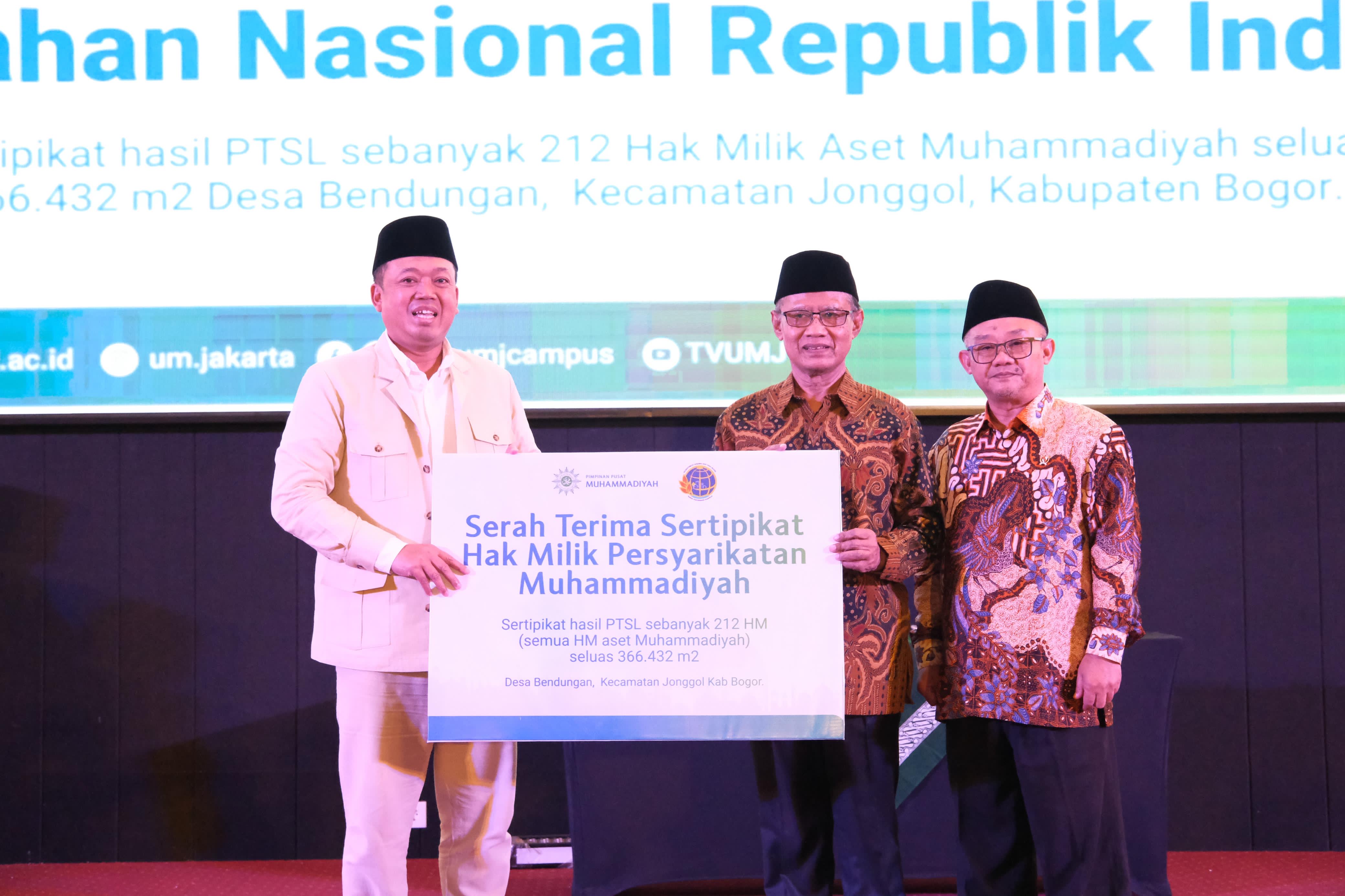 Nusron Wahid menyerahkan 212 sertipikat tanah aset milik Persyarikatan Muhammadiyah yang berlangsung pada acara Pengkajian Ramadan 1446 H, di Auditorium Universitas Muhammadiyah Jakarta.