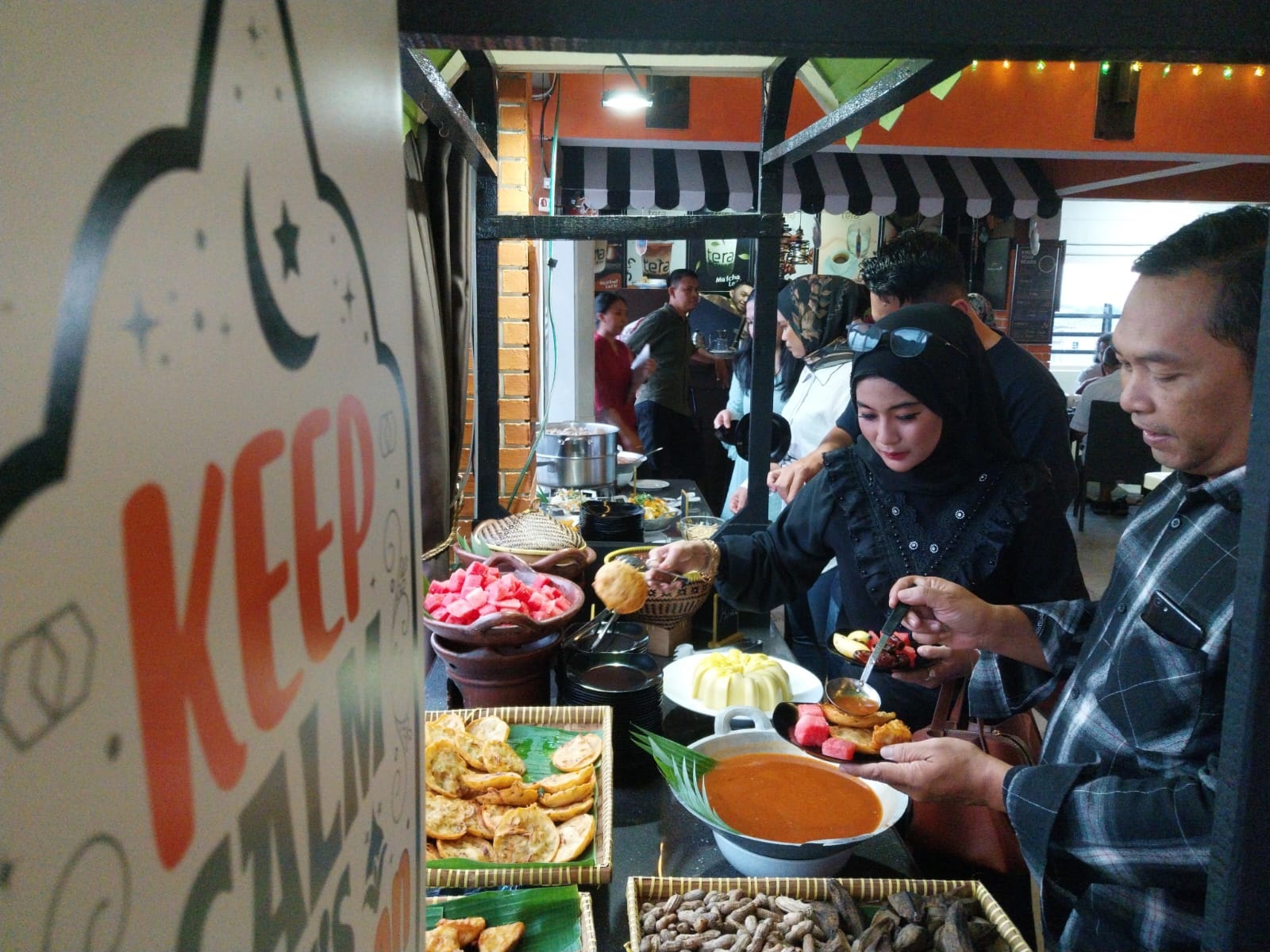BERBUKA: Suasana berbuka puasa Terasky Restaurant. Pengunjung dapat menikmati suasana senja di lantai 9 Hotel Transera Pontianak tersebut.