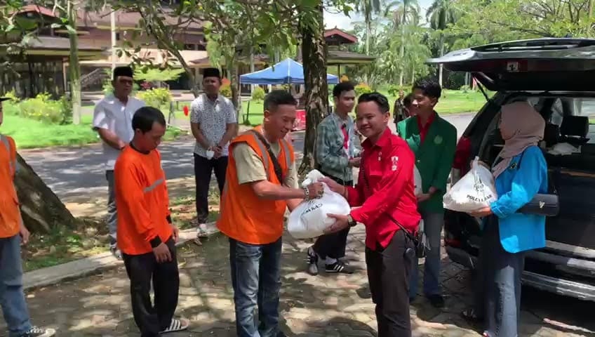 PEDULI: Petugas kebersihan di Taman Sepeda, Jalan Ahmad Yani, Kecamatan Pontianak Selatan menerima paket sembako.