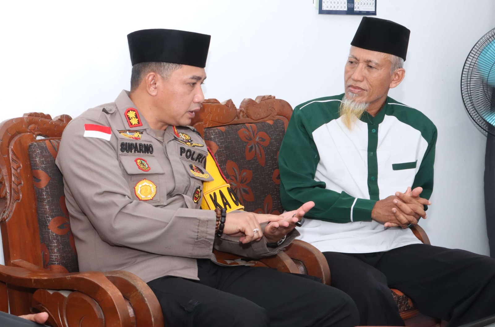 BERBINCANG: Kapolres Sanggau, AKBP Suparno Agus Candra Kusumah saat berbincang berbagai hal dengan salah satu tokoh Islam di Sanggau.