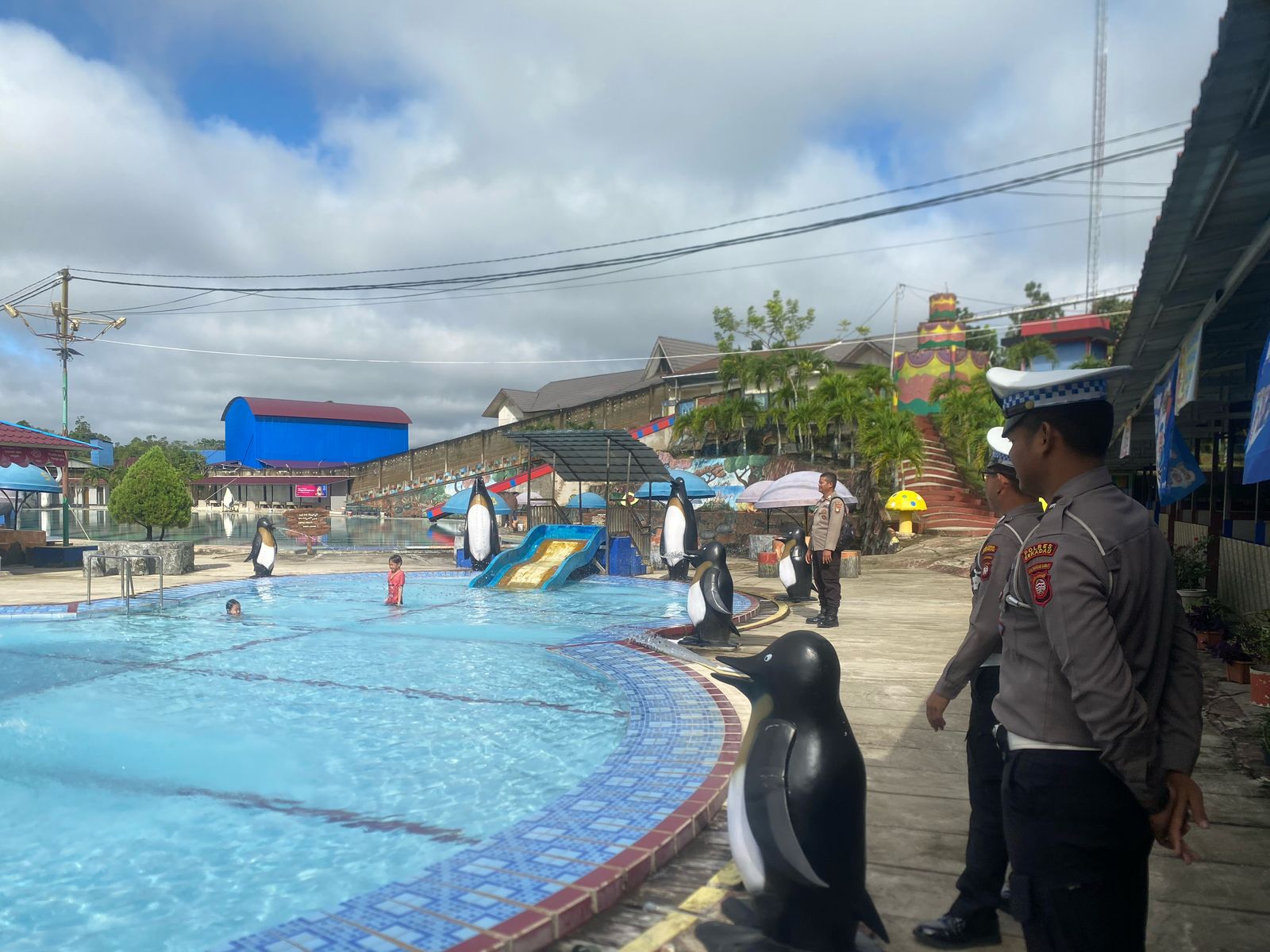 Anggota Polres Sekadau saat melakukan pengawasan langsung terhadap aktivitas masyarakat di lokasi wisata untuk memastikan keamanan dan keselamatan para pengunjung.