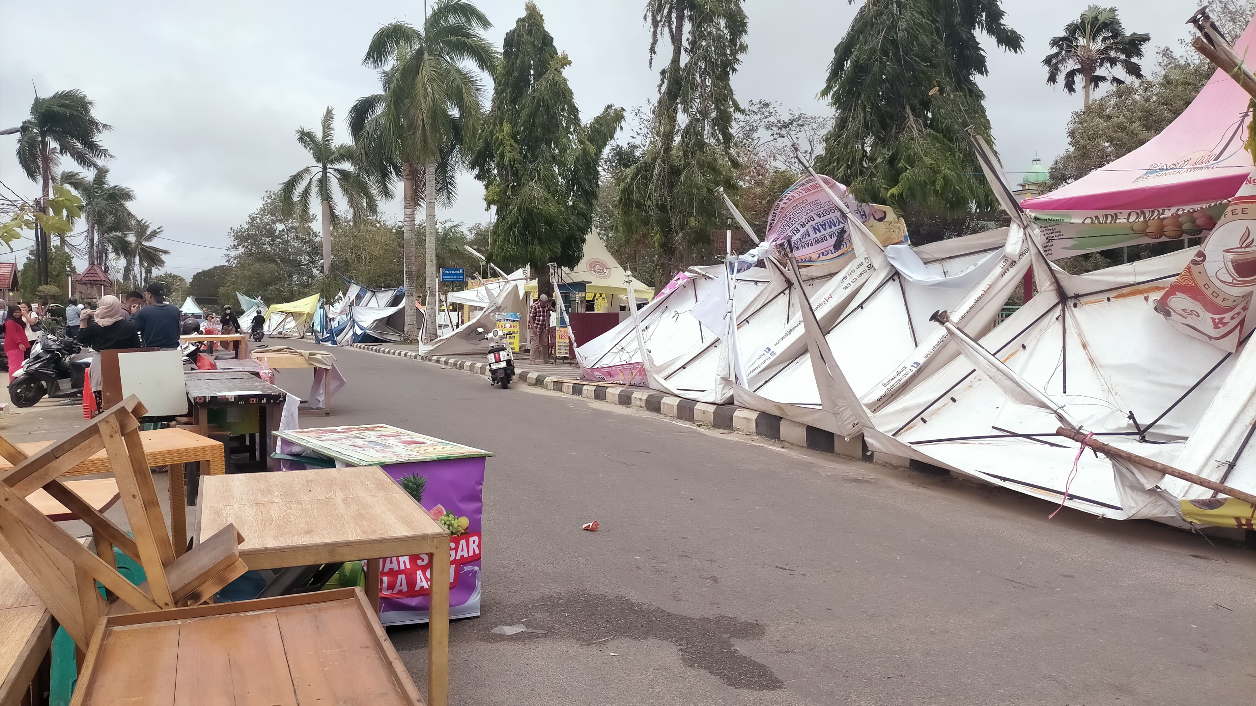 Puluhan tenda pasar juadah Jalan Merdeka bertumbangan akibat ditiup angin kencang, Minggu (9/3) siang.