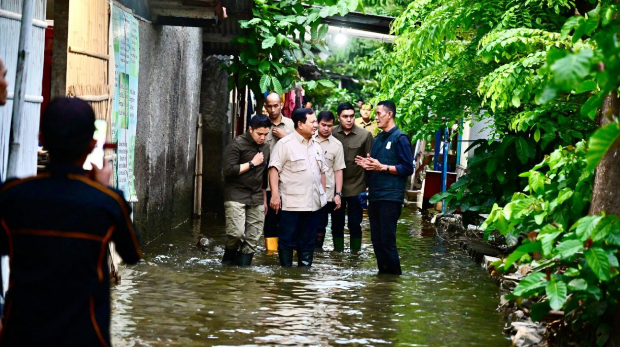 PANTAU WARGA: Presiden Prabowo Subianto mengunjungi masyarakat terdampak banjir di Babelan, Kabupaten Bekasi, Jawa Barat, Sabtu (8/3).