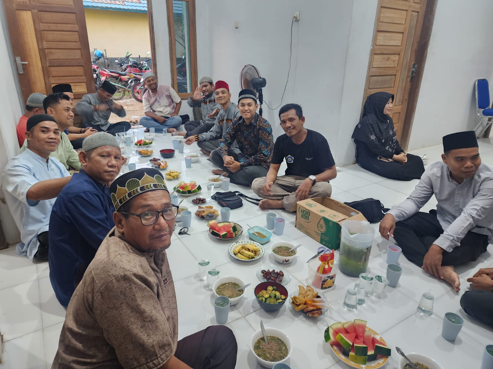 Suasana buka puasa bersama keluarga besar Forum Silaturahmi Pantai Utara di kantor Suar beralamat di kampung Kenual Nanga Pinoh, sabtu (8/3) kemarin.