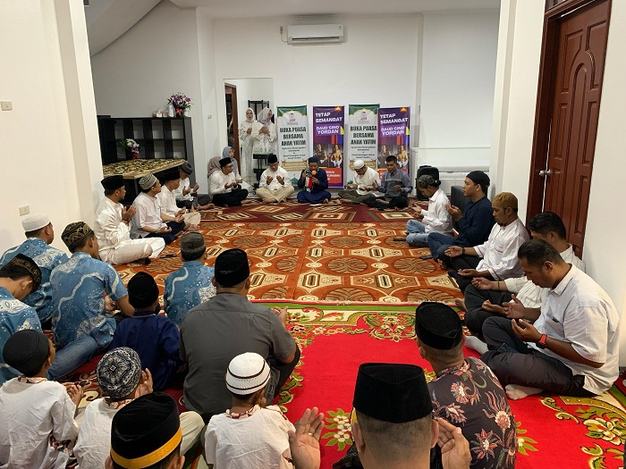 BERSAMA: Suasana acara buka puasa bersama sekaligus syukuran atas peresmian sekretariat baru DPW Tani Merdeka Kalbar, dan doa bersama untuk Daud Yordan, Sabtu (8/3).