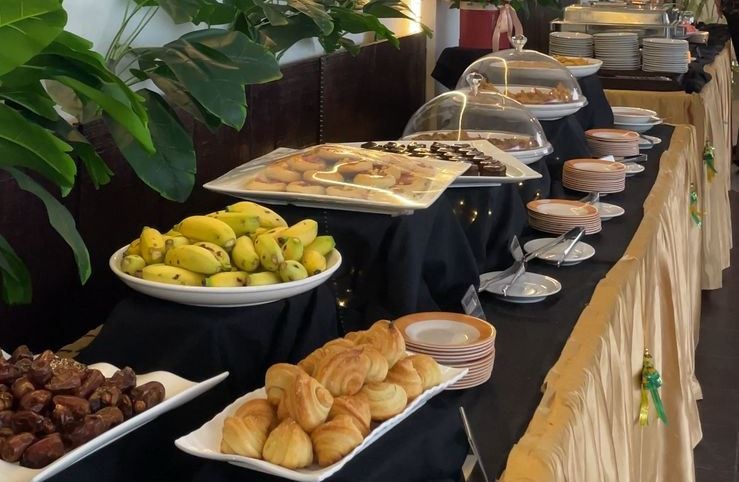 MENU BERBUKA: Beberapa hidangan yang disediakan oleh Dangau Hotel Kubu Raya sebagai menu berbuka puasa.