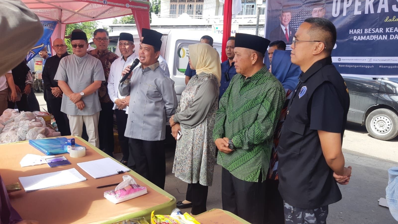 OPERASI PASAR: Gubernur Kalbar Ria Norsan saat membuka operasi pasar murah di Mempawah.