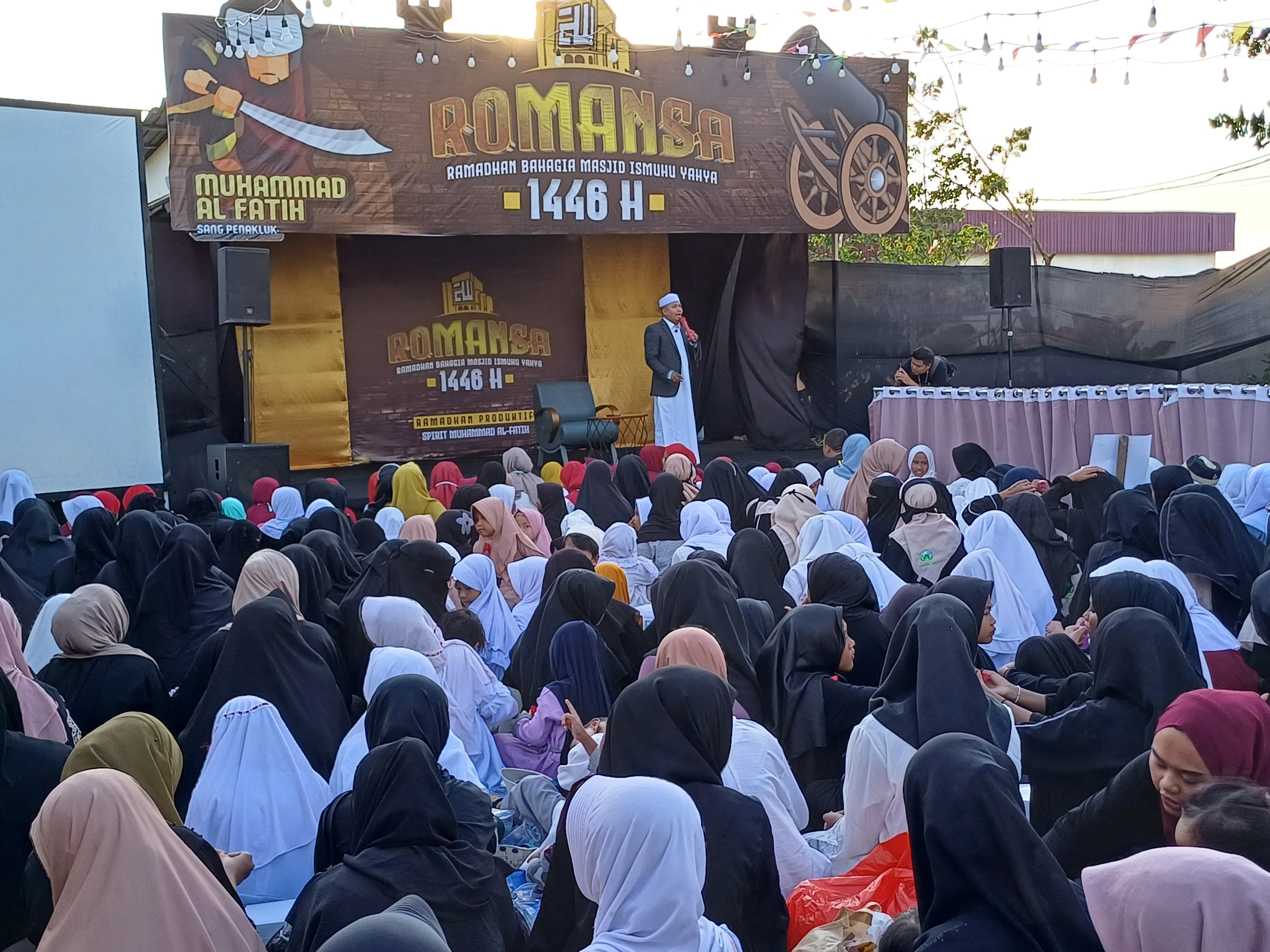 TAUSIAH: Para jemaah yang hadir di Masjid Ismuhu Yahya antusias mendengarkan tausiah sembari menunggu waktu buka puasa, Sabtu (8/3).