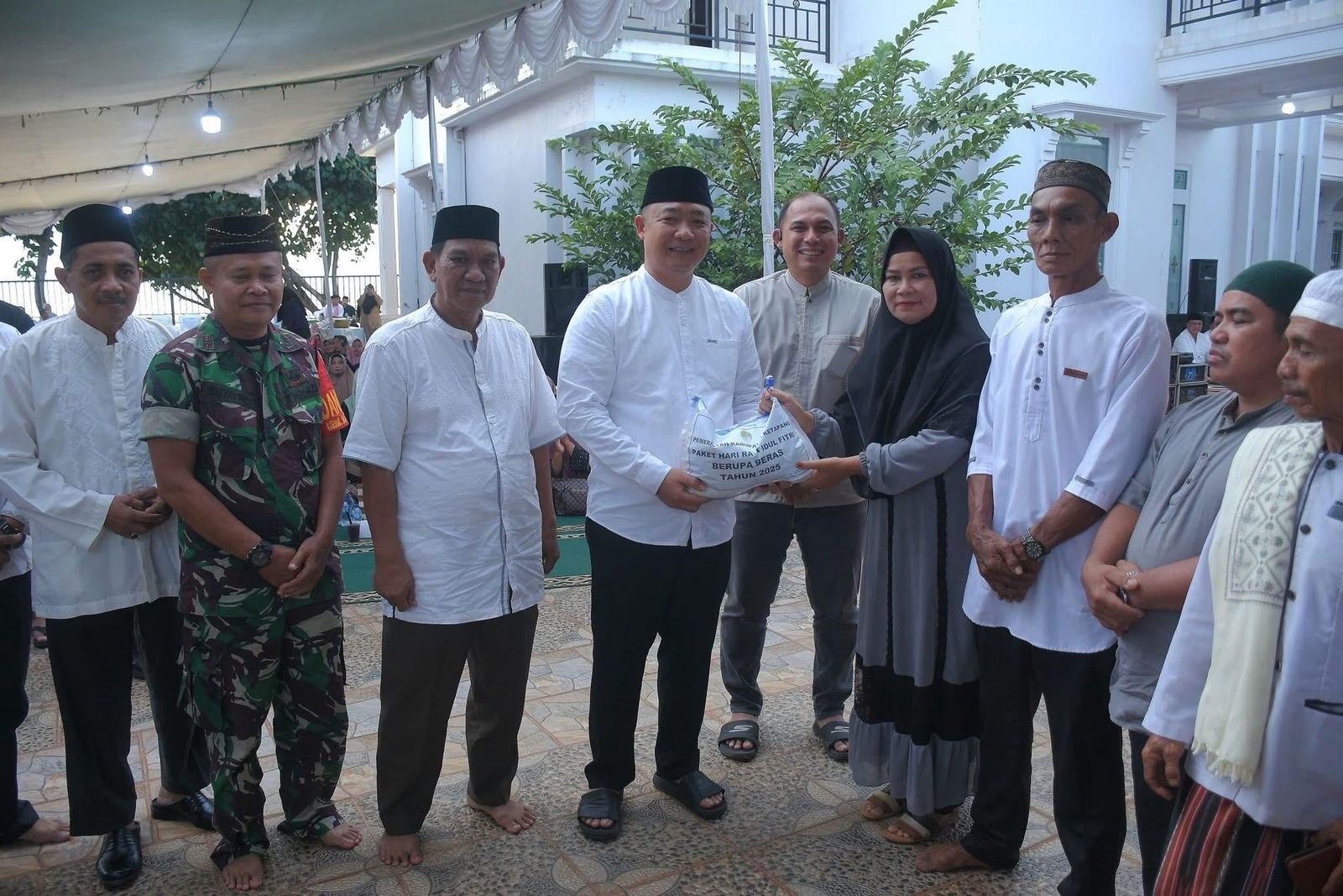 BINGKISAN: Bupati Keyapang, Alexander Wilyo, menyerahkan bingkisan kepada masyarakat Kendawangan.