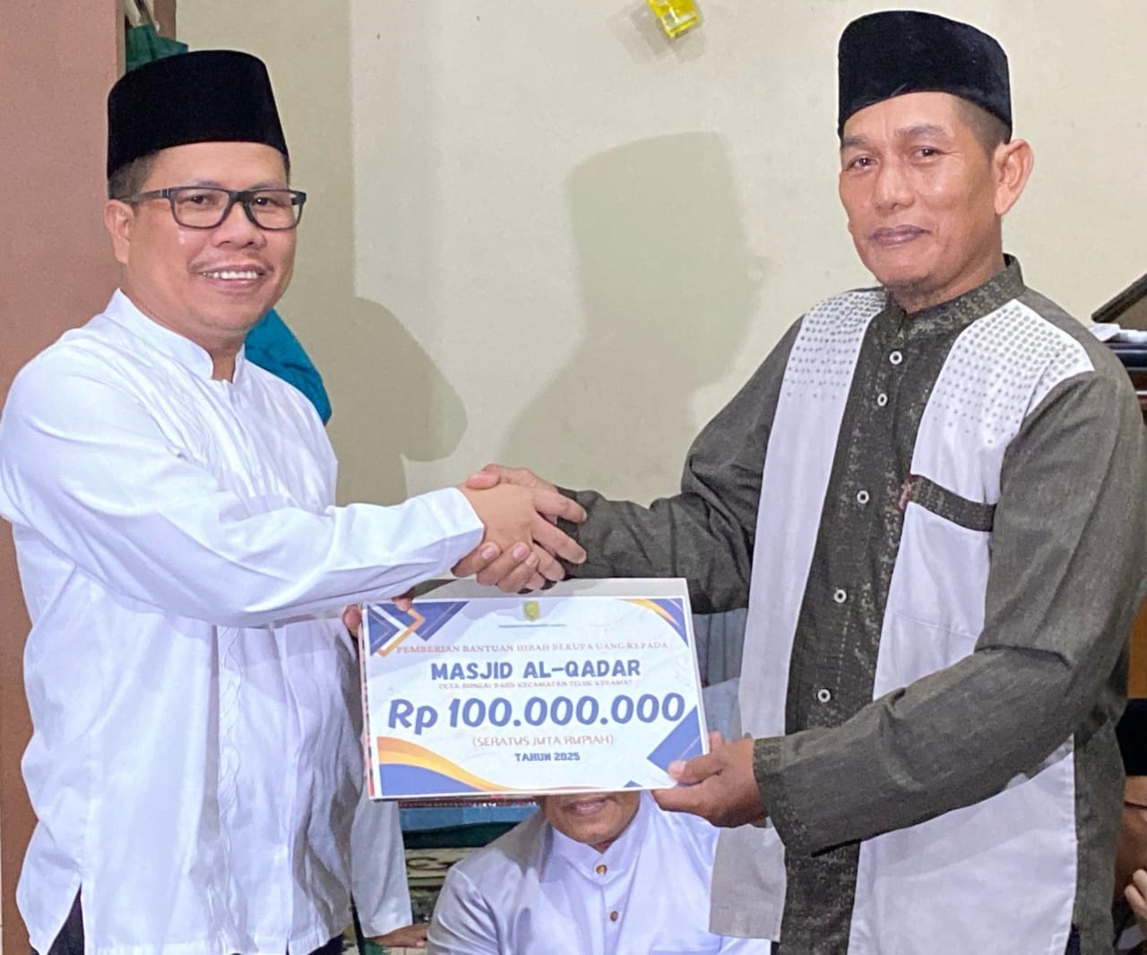 BANTUAN: Bupati Sambas Satono menyerahkan bantuan hibah Rp100 juta serta 10 mushaf Al-Qur