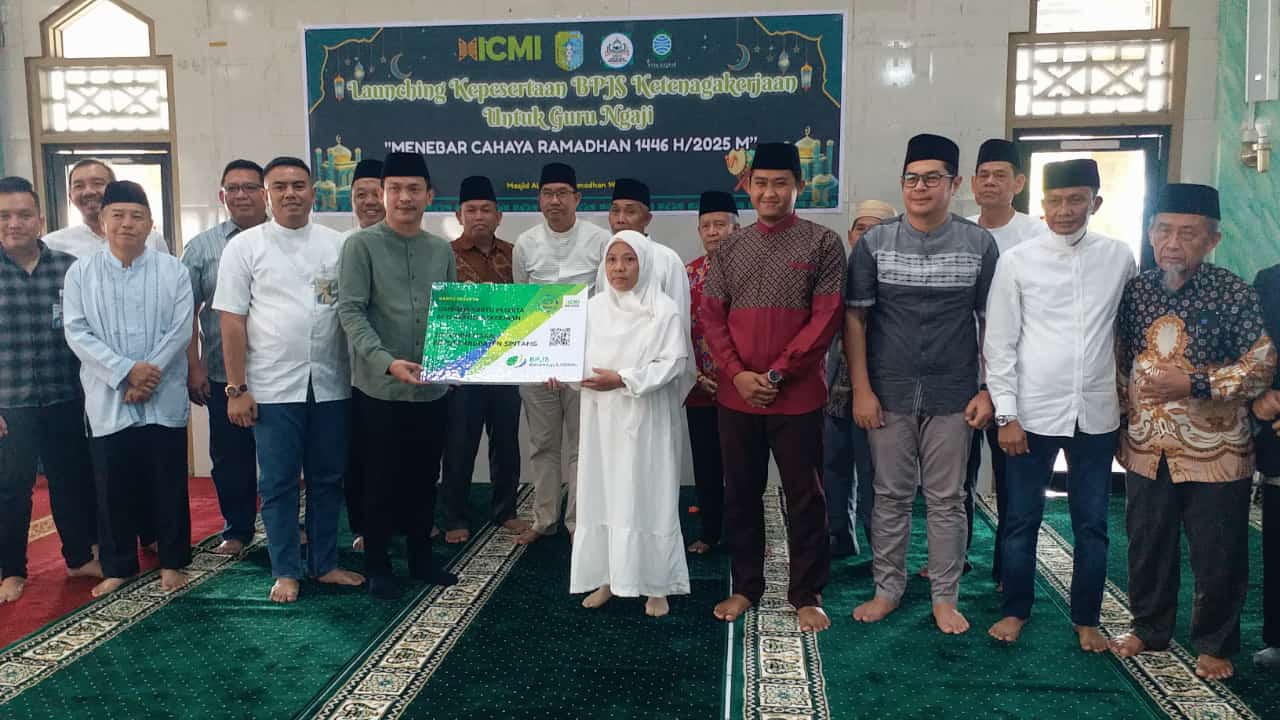 SALURKAN: ICMI Orda Sintang dan BKPUI menyalurkan BPJS Ketenagakerjaan dan paket sembako untuk guru ngaji di Sintang.