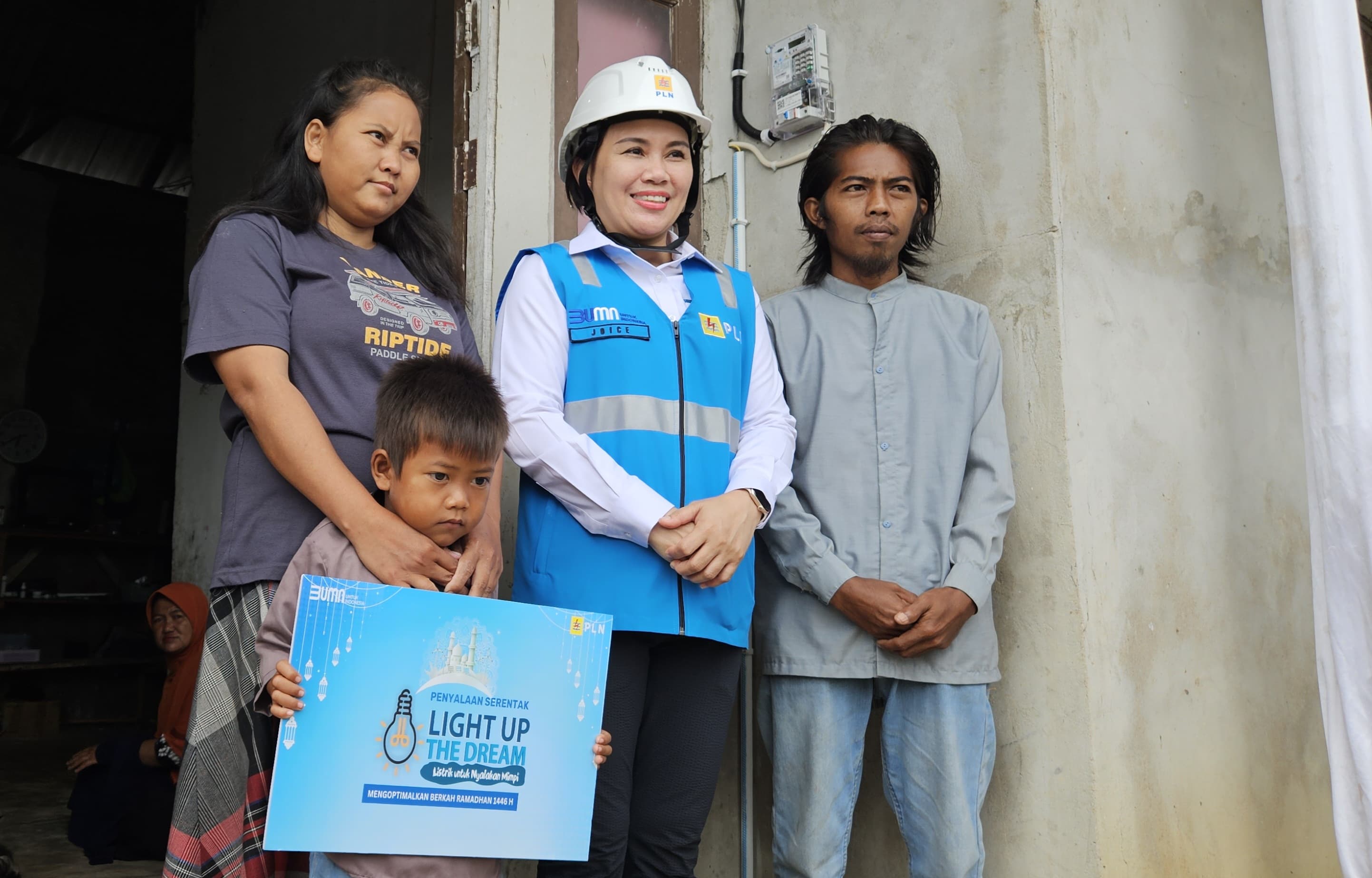 General Manager PLN UID Kalimantan Barat, Joice Lanny Wantania, berfoto bersama keluarga Bapak Supriyadi setelah penyalaan listrik di rumah mereka melalui program Light Up The Dream (LUTD).