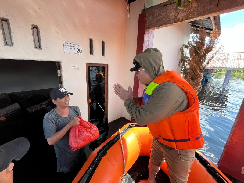 Bupati Kubu Raya Sujiwo menyerahkan bantuan kepada korban banjir di Kecamatan Sungai Ambawang pada Senin (10/03/2025).