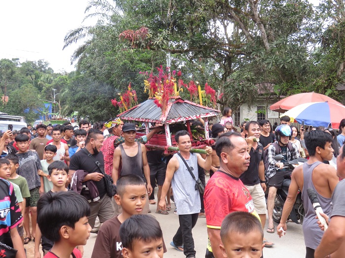 RITUAL: Masyarakat Dayak Balangin melaksanakan tradisi Baremah Bapuar di Desa Nyanyum, Kecamatan Kuala Behe, Sabtu (8/3).