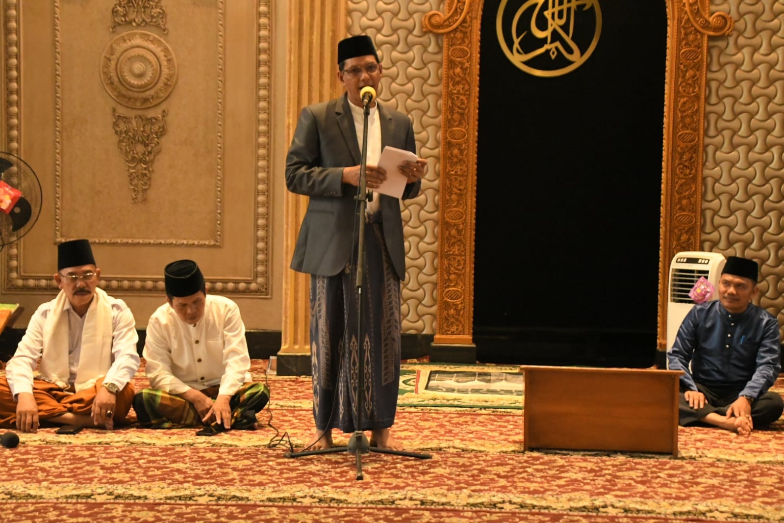 BUKA PUASA : Wakil Bupati Kayong Utara, Amru Chanwari menghadiri acara kajian dan buka puasa bersama di Masjid Agung Oesman Al-Khair Sukadana, Kamis (6/3).