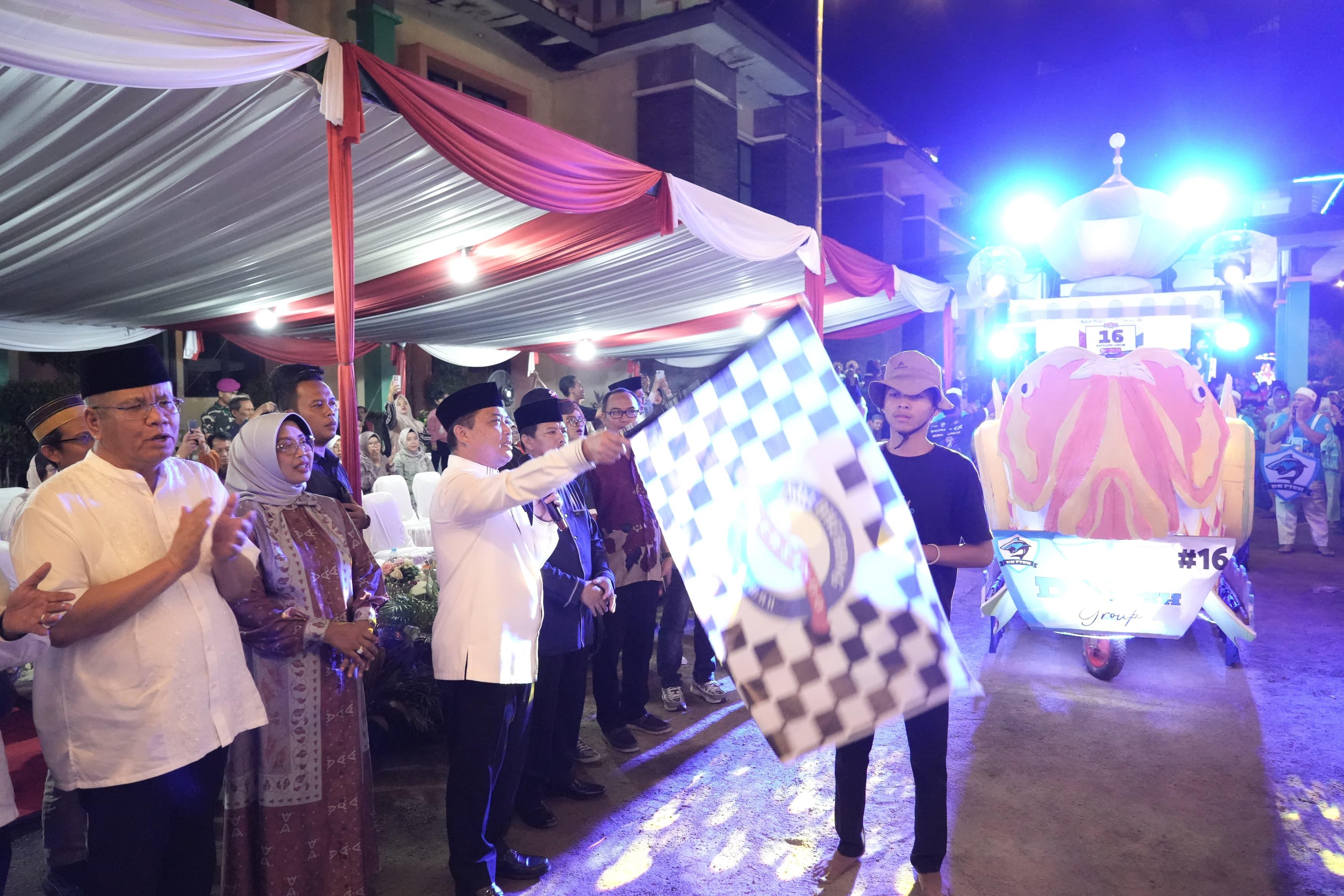 SAHUR-SAHUR: Gubernur Kalbar Ria Norsan mengibarkan bendera start sebagai tanda dimulainya Festival Sahur-Sahur di Mempawah.