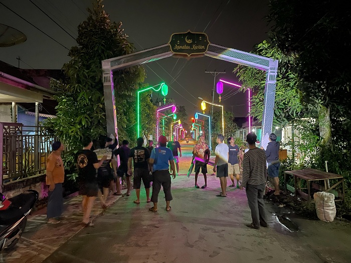 BERHIAS: Para pemuda di Jalan Hansip Singkawang menghiasi lingkungan dengan ornamen Ramadan dan replika ketupat.