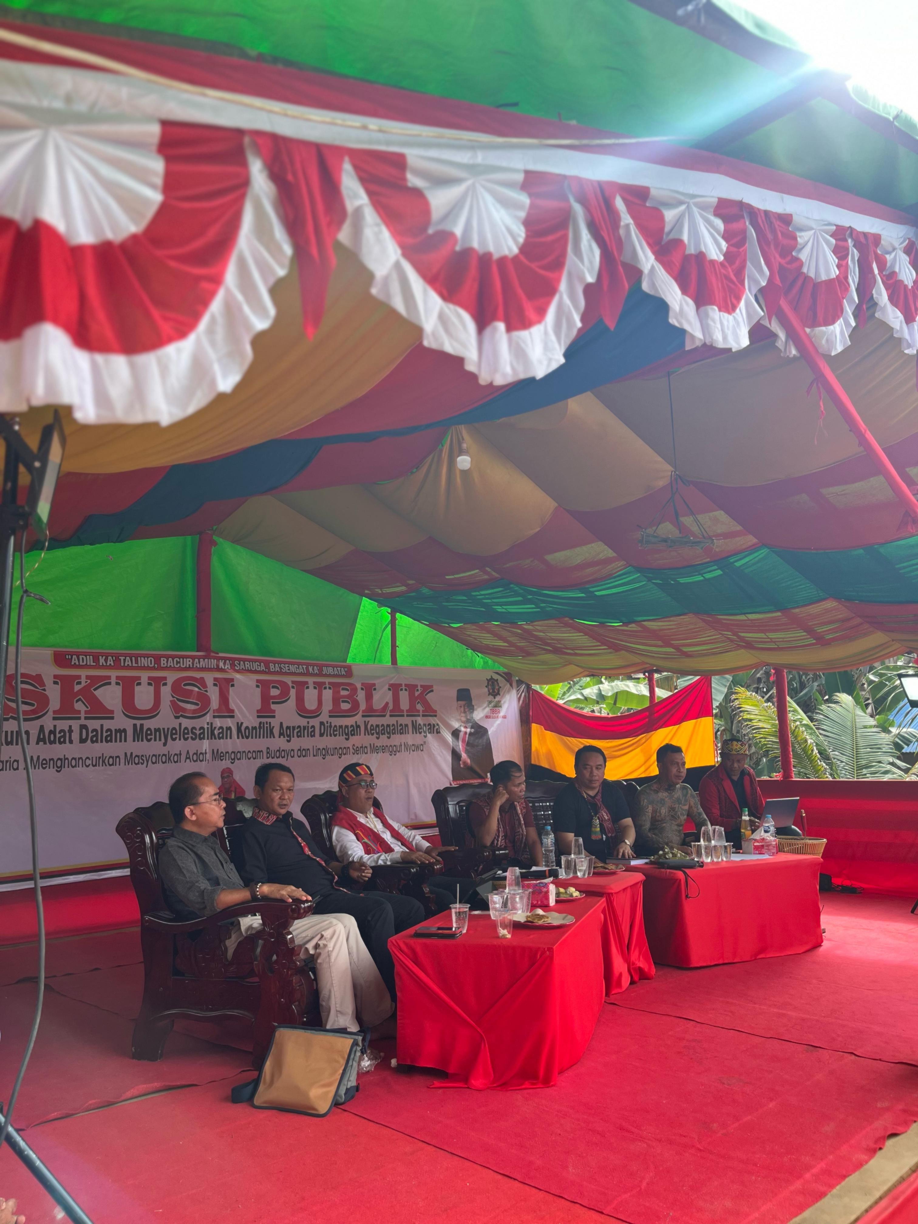 Martin Luther anggota DPRD Kalbar menjado narasumber dalam diskusi publik yang dilaksanakan oleh Tariu Borneo Bangkule Rajakng (TBBR), 8 Maret 2025.
