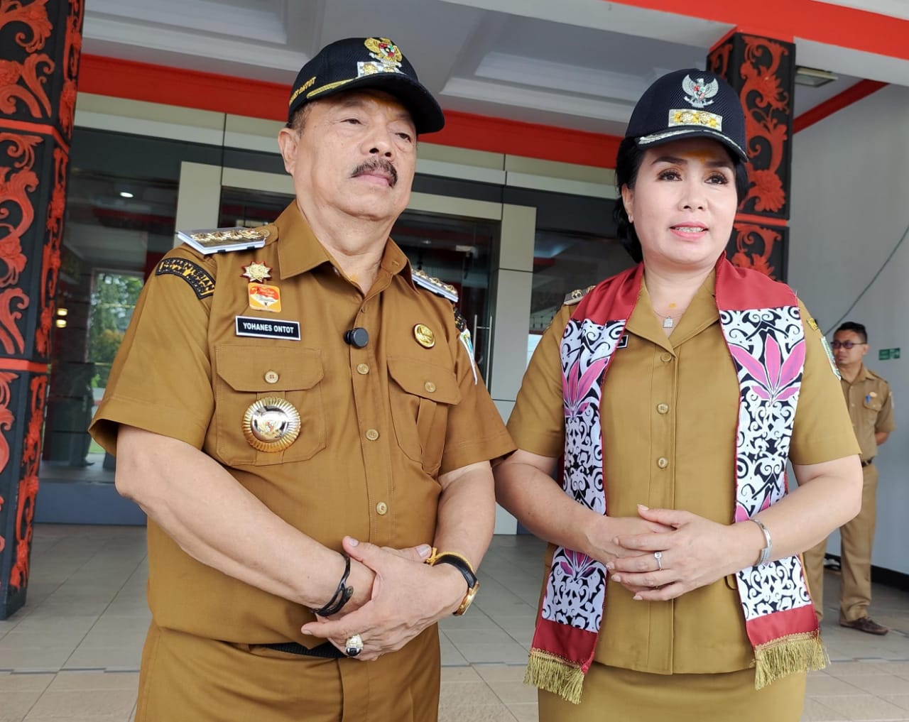 BERSAMA: Bupati Sanggau Yohanes Ontot dan Wabup Sanggau Susana Herpena.