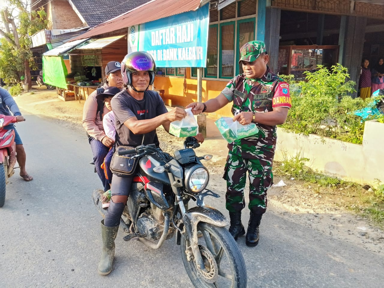 BERBAGI: Koramil Silat Hilir saat berbagi takjil kepada pengguna jalan.