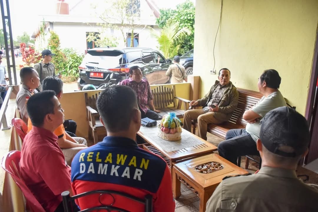 DISKUSI: Bupati Kubu Raya, Sujiwo bersama rombongan bersilaturahmi dan berdiskusi bersama Pastor Paroki Kristianus G. CP di Kompleks Gereja Paroki Santo Fidelia, Desa Lingga, Kecamatan Sungai Ambawang