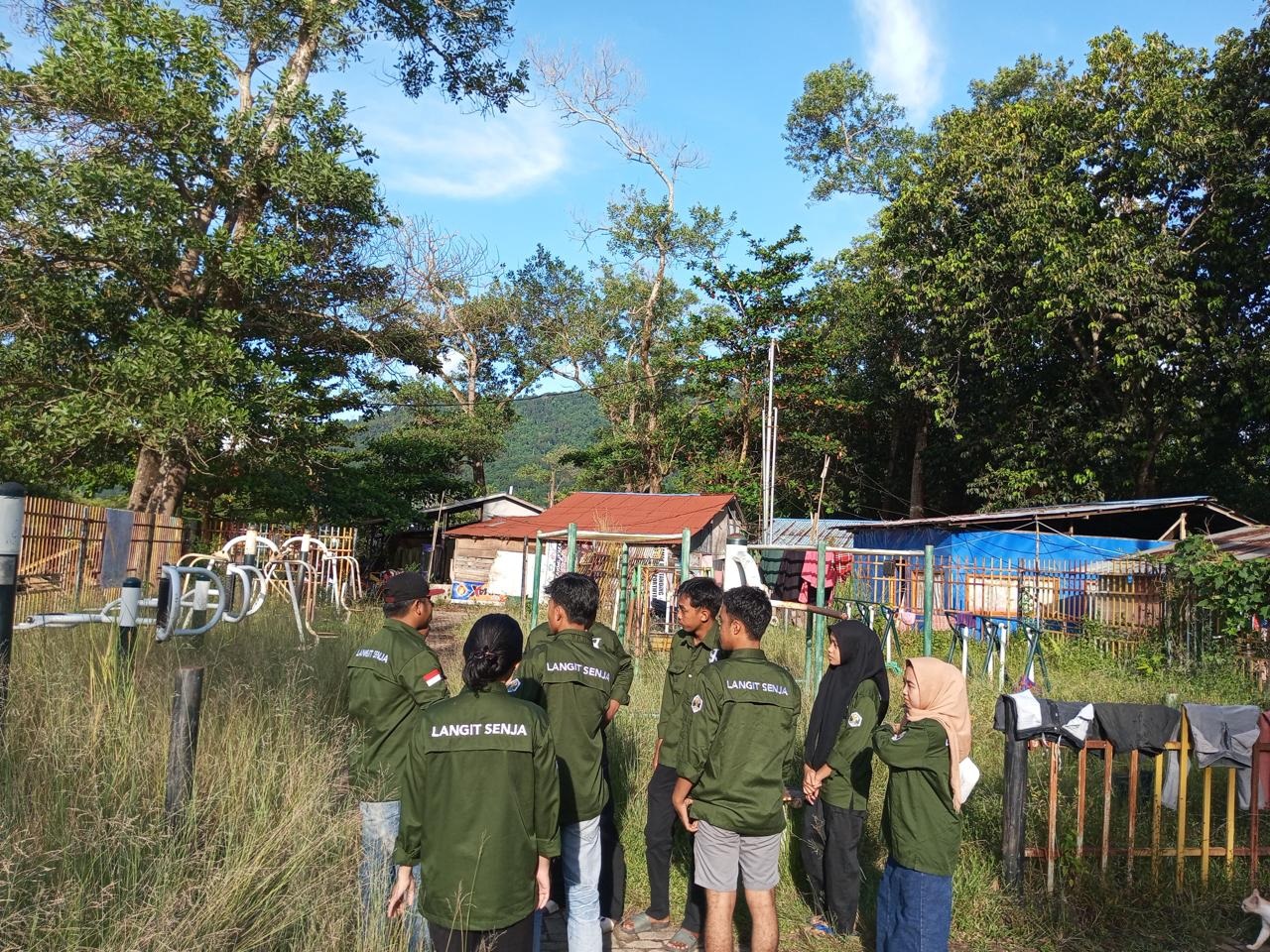 BERSIH-BERSIH: Komunitas pegiat lingkungan Langit Senja saat melakukan bersih-bersih di Pantai Pulau Datok.&nbsp;