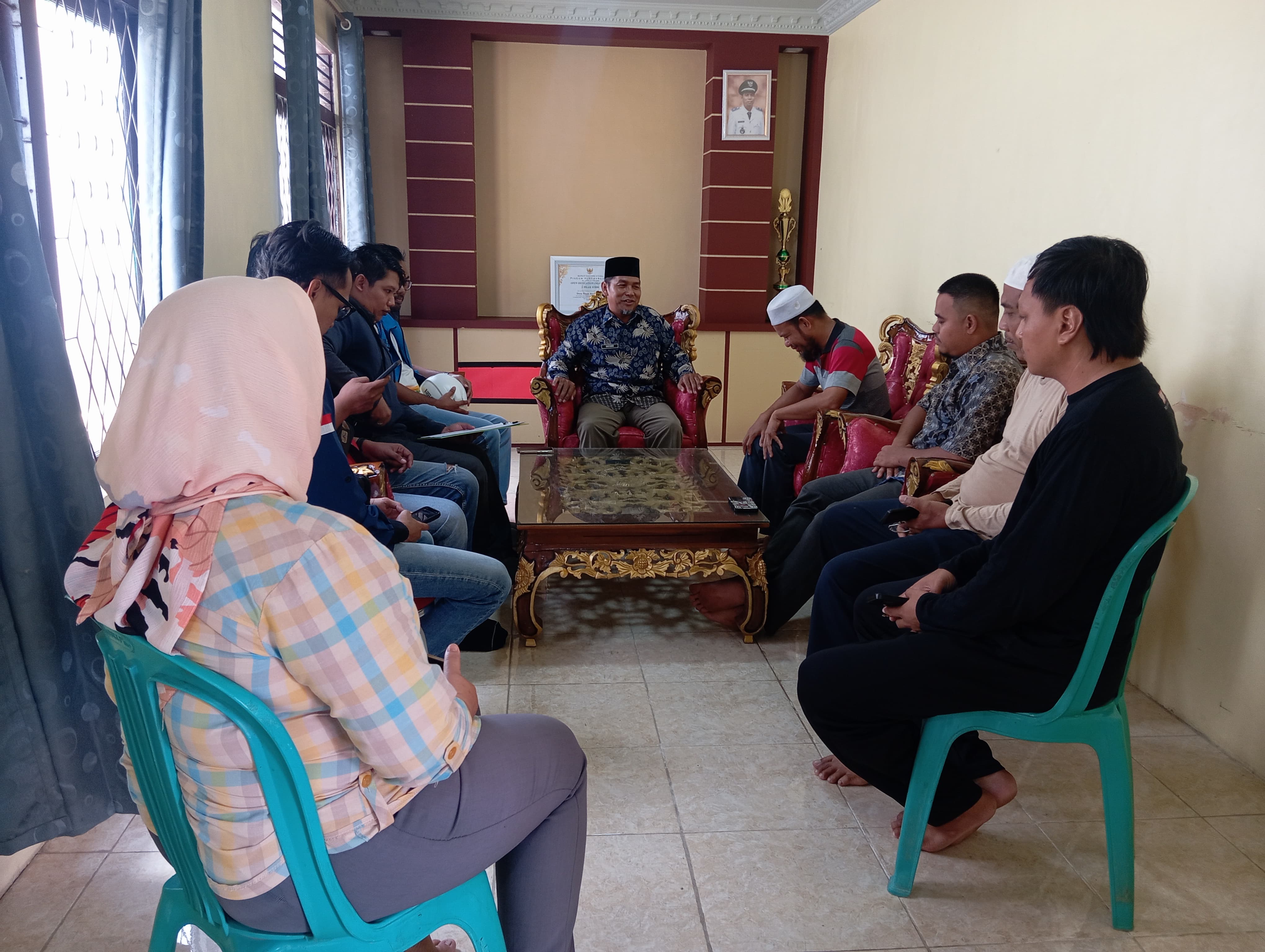 Anggota DPRD Kamiriluddin dan Kepala ULP PLN Sukadana, M Arief Akbar serta tim melakukan musyawarah singkat di ruang Kepala Desa Riam Berasap Jaya, Bastarin dan dihadiri staf desa, Kamis (6/3).