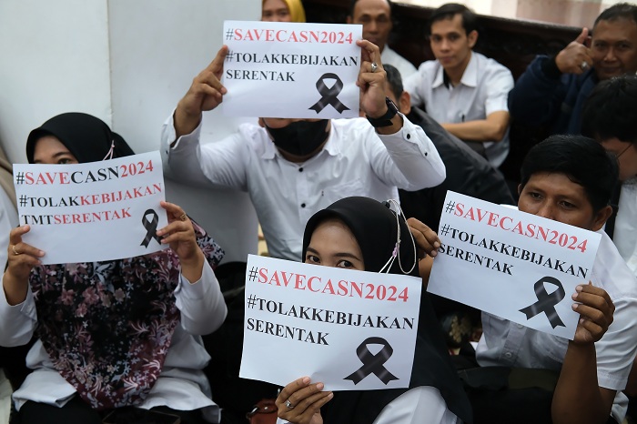Sejumlah Calon Aparatur Sipil Negara (CASN) mengikuti aksi penolakan penundaan pengangkatan CASN di Kantor Gubernur Kalimantan Barat, Senin (10/3/2025). Aksi yang diikuti ratusan Calon Pegawai Negeri Sipil (CPNS) dan Calon Pegawai Pemerintah dengan Perjan